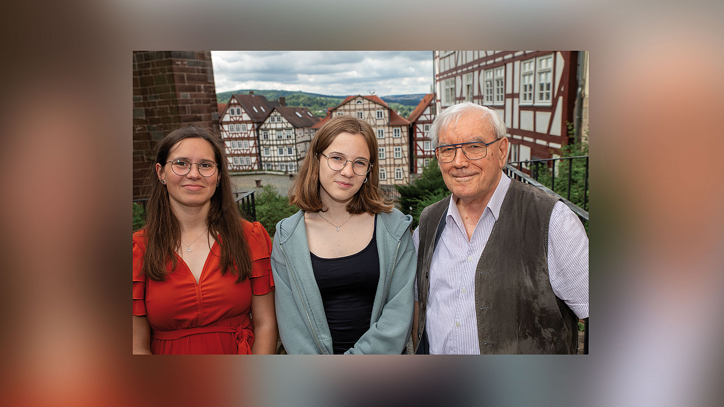 Auf dem Foto von links: Farina Schmidt, Emma Wiegand und Bodo Fäcke