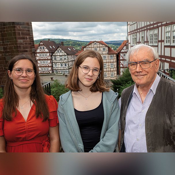 Auf dem Foto von links: Farina Schmidt, Emma Wiegand und Bodo Fäcke