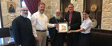 Herzlicher Empfang in Balamand: Patriarch Johannes X. (Mitte) mit Bischof Martin Hein (2.v.r.), Oberlandeskirchenrätin Claudia Brinkmann-Weiß (r.), Dekan Dr. Martin Lückhoff (2.v.l.) und Archimandrit Alexi (l.). (Foto: privat)