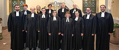 Die in Ziegenhain ordinierten Pfarrerinnen und Pfarrer mit den Vertretern der Landeskirche, dem Studienseminar Hofgeismar und der Gemeinde, die sie in ihr Amt einführten: (1.R.v.l.): Dave Kulik, Aaron Wilhelm Thomas Joshua Schmidt, Clara Sperzel, Stefanie Rudolf, Susann Gottschalk, Enikö Somogyi, Björn Henkel, (2.R.v.l.): Studienleiterin Pfarrerin Christiane Luckhardt (Studienseminar), Kirchenvorsteherin Malwina Schenk, Bischöfin Dr. Beate Hofmann, Direktor Pfarrer Prof. Dr. Lutz Friedrichs (Studienseminar), Dekan Christian.(Foto: medio.tv/Schauderna)