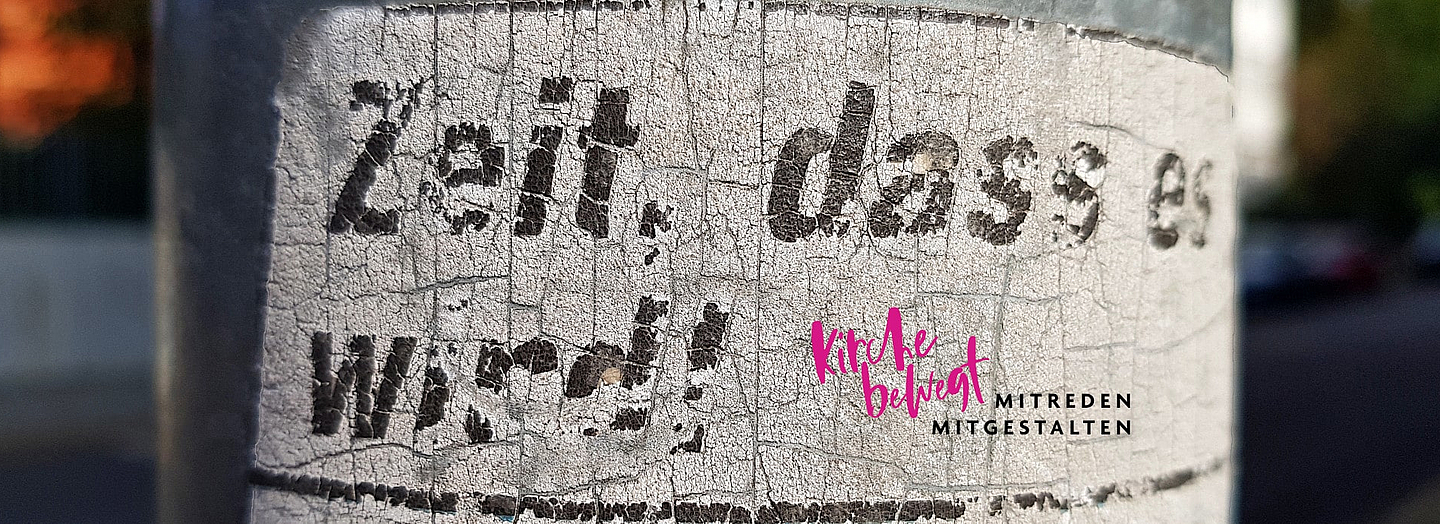 verwischter Schriftzug im öffentlichen Raum: "Zeit, dass es wird" mit Logo "Kirche bewegt". Foto (Ausschnitt): Peter Weidemann, pfarrbriefservice.de. Collage: CB