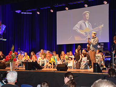 Liedermacher und Puppenspieler Sebastian Rochlitzer mit den Kindern auf der großen Bühne beim Abschluss des Festivals.