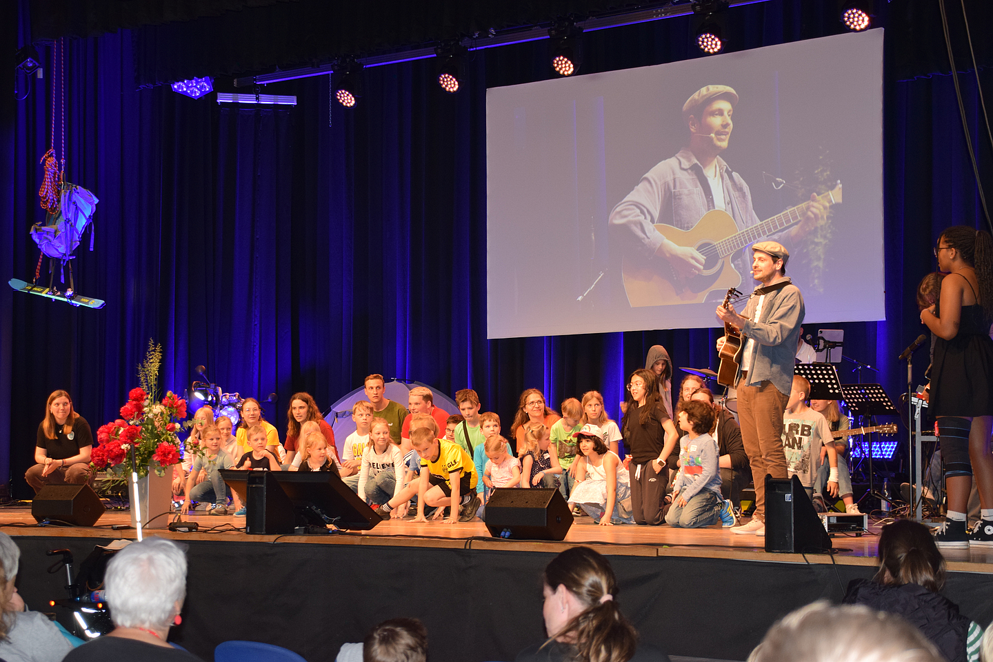 Liedermacher und Puppenspieler Sebastian Rochlitzer mit den Kindern auf der großen Bühne beim Abschluss des Festivals.