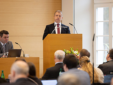 Präses Dr. Michael Schneider bei seiner Begrüßung