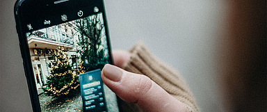 Ob vor Ort drinnen oder draußen oder online: Viele Kirchengemeinden bieten Gottesdienste und Veranstaltungen zum Advent, an den Weihnachtsfesttagen und zum Jahreswechsel an.