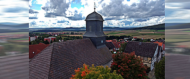 Idyllisch gelegen im Evangelischen Kirchenkreis Schwalm-Eder: Die «Kultur- und Wanderkirche» in Niedenstein. (Foto: Kirchengemeinde Niedenstein-Wichdorf/Böttner)