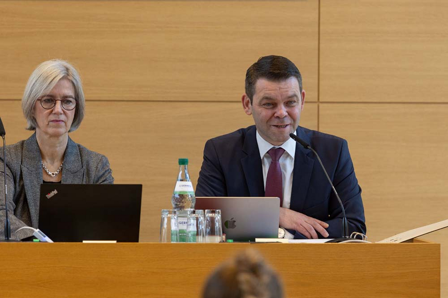 Die beiden Beisitzenden des Präsidiums der Synode, Kirchenrätin Dr. Isabel Schneider-Wölfinger (Espenau) und Pfarrer Kristof Weisheit (Edermünde-Besse)