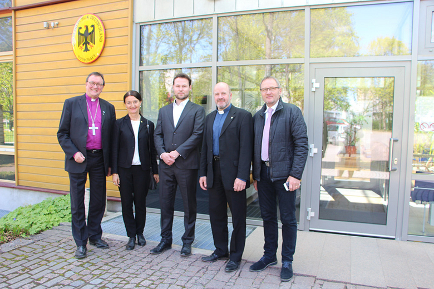 Delegation vor der deutschen Botschaft mit Kulturattaché Clemens Hellemeier.