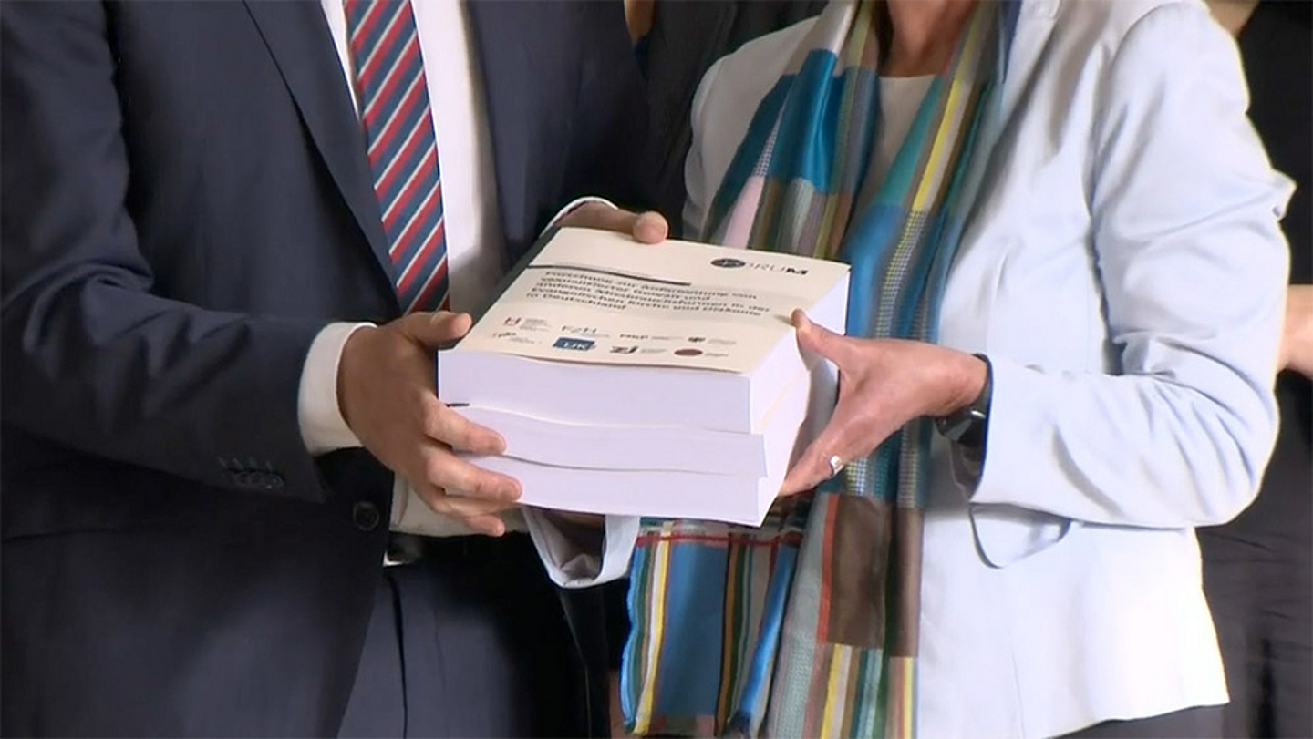 Der 870 Seiten starke Abschlussbericht der Aufarbeitungsstudie ForuM zu sexualisierter Gewalt in der Evangelischen Kirche und Diakonie. (Foto: Livestream)