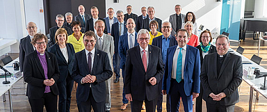 Gruppenfoto in Frankfurt am Main: Die Vertreterinnen und Vertretern von Hessischer Landesregierung und Evangelischen Kirchen und Katholischen Bistümer in Hessen. In der ersten Reihe stehen v.l.: Bischöfin Hofmann (EKKW), Kirchenpräsident Jung (EKHN), Ministerpräsident Bouffier, Kulturminister Lorz und Bischof Bätzing (Diözese Limburg). (Foto: EKHN/Rolf Oeser)