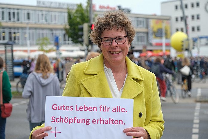 Zeigte bereits bei früheren Aktionen Gesicht: Bischöfin Beate Hofmann beim Klimastreik am 24. September 2021 in Kassel (Foto: medio.tv/Schauderna) 