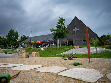 Anlaufpunkt besonders im Sommer: Das Gebäude der Kirche unterwegs bietet Urlaubern eine entspannte Atmosphäre bei Café, im Bibelgarten und demnächst auch mit eigener Wiedereintrittsstelle. 