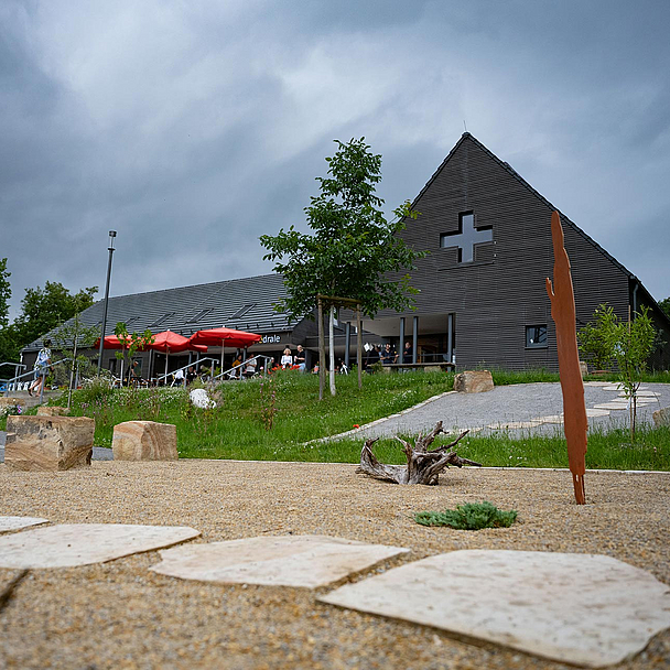 Anlaufpunkt besonders im Sommer: Das Gebäude der Kirche unterwegs bietet Urlaubern eine entspannte Atmosphäre bei Café, im Bibelgarten und demnächst auch mit eigener Wiedereintrittsstelle. 