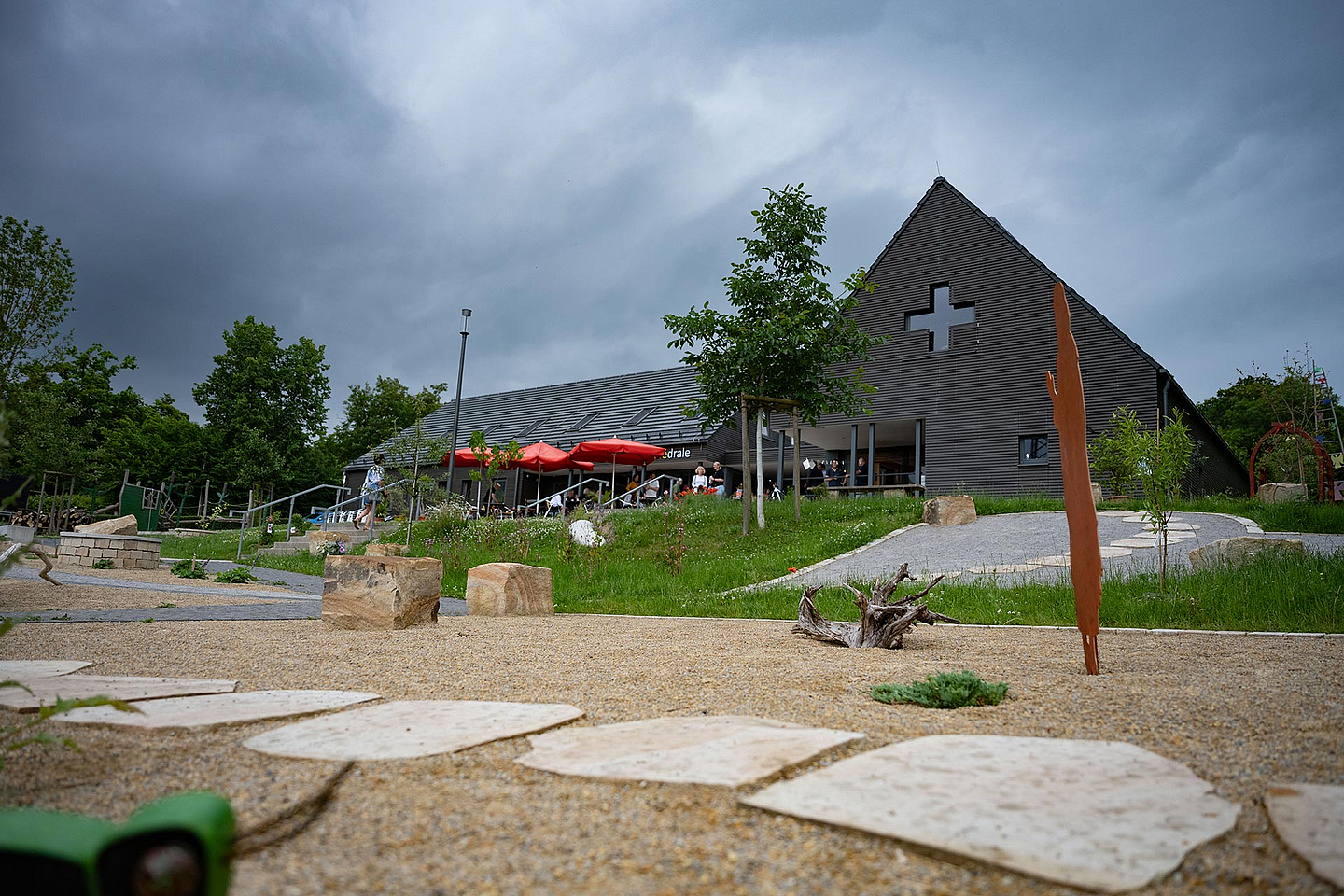 Anlaufpunkt besonders im Sommer: Das Gebäude der Kirche unterwegs bietet Urlaubern eine entspannte Atmosphäre bei Café, im Bibelgarten und demnächst auch mit eigener Wiedereintrittsstelle. 