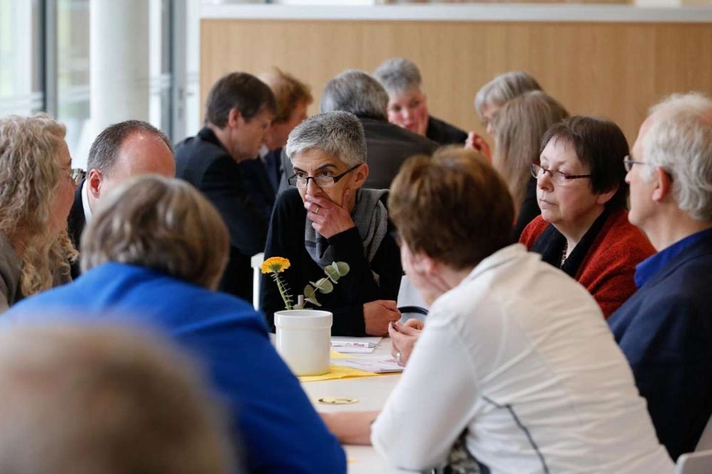 In Arbeitsgruppen wurden anschließend die Themen des Berichts vertieft und Konsequenzen diskutiert. (Foto: medio.tv/Schauderna)