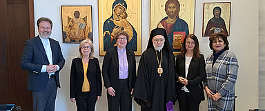 Unser Foto zeigt (von links) den Dekan des Ev. Kirchenkreises Hanau, Dr. Martin Lückhoff, Hélène Andréa (Verantwortliche für die Schulen in der Metropolie Beirut), EKKW-Bischöfin Dr. Beate Hofmann, Metropolit Elias Audeh, EKKW-Dezernentin Claudia Brinkmann-Weiß sowie Maha Milki Wehbe (Leiterin einer Frauenorganisation in der rum-orthodoxen Kirche). (Foto: privat)