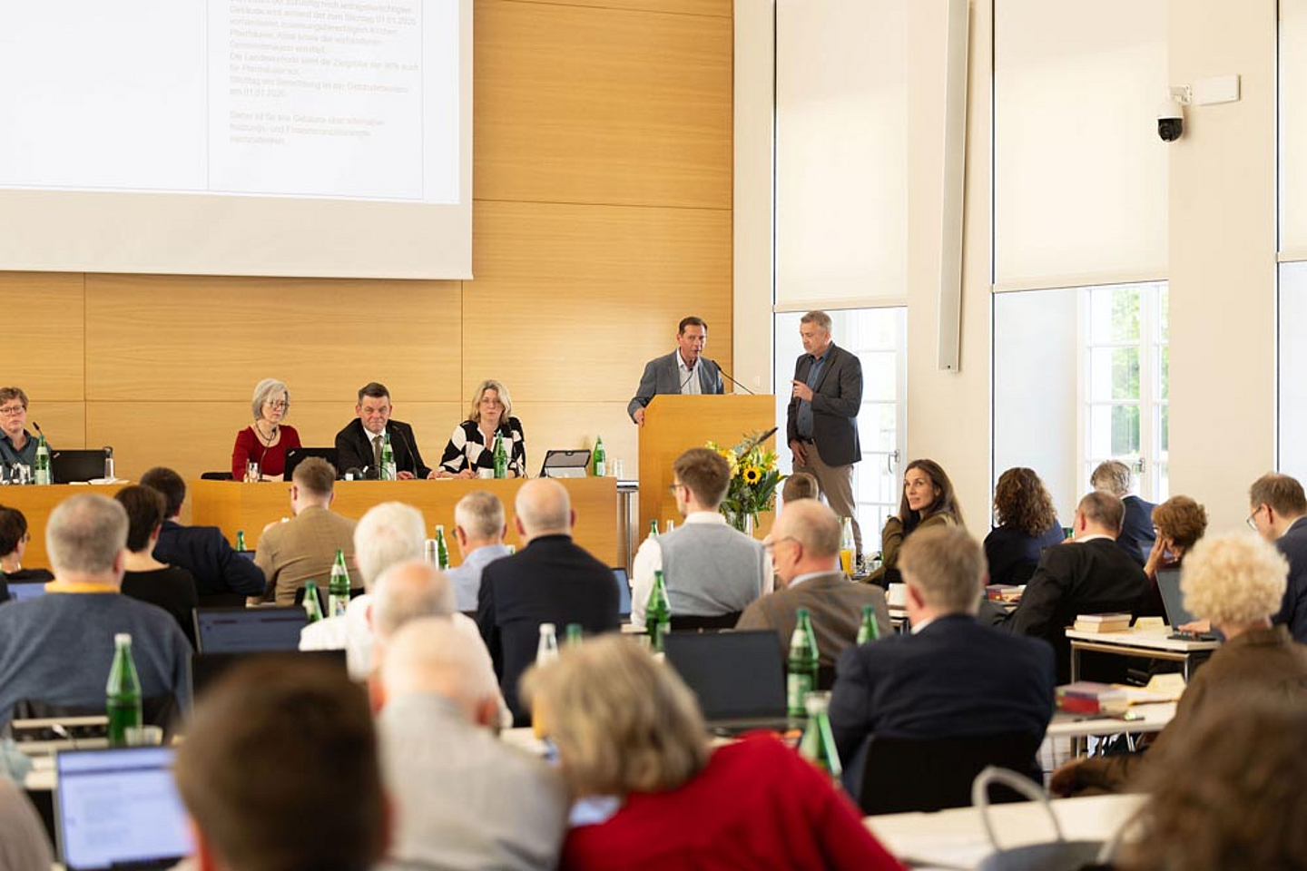 Berichteten zum Gebäudestrategieprozess 2026+ – Anpassung der Beschlüsse: Baudezernent KROR Timo Koch (l.) und Dekan Jens Heller (r.)