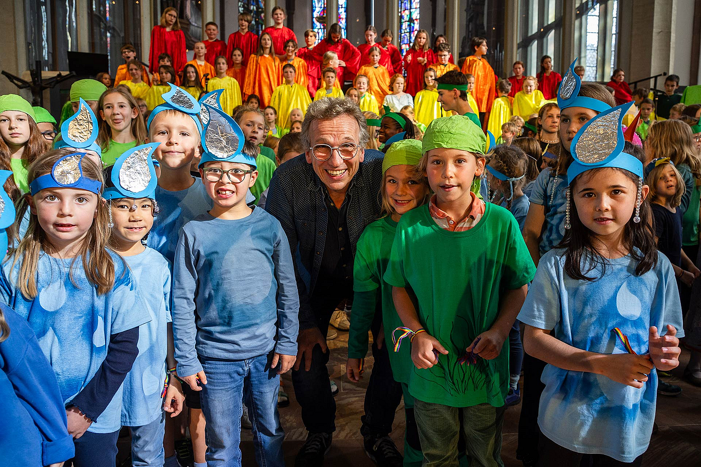 Peter Schindler mit den Kindern beim Landeskinderchortag der EKKW "Die Schöpfung singt" am 20. September 2025 in der Martinskirche Kassel.