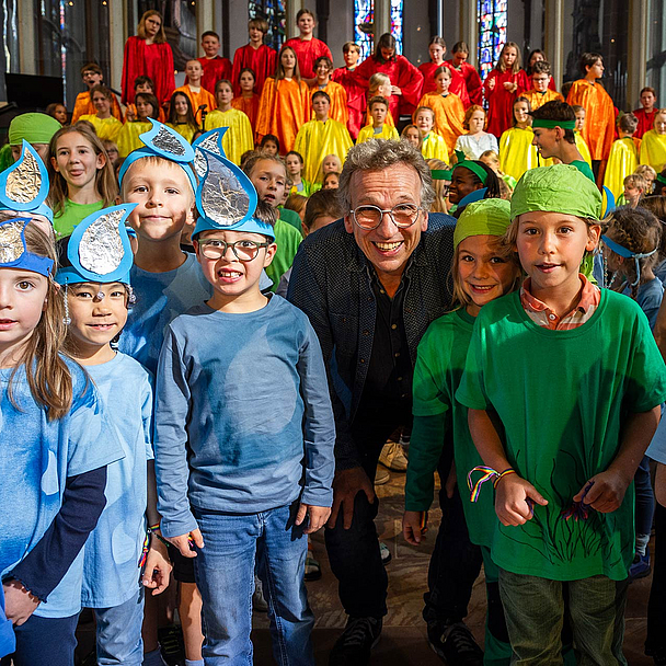 Peter Schindler mit den Kindern beim Landeskinderchortag der EKKW "Die Schöpfung singt" am 20. September 2025 in der Martinskirche Kassel.