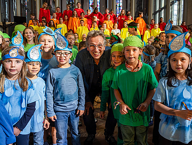 Peter Schindler mit den Kindern beim Landeskinderchortag der EKKW "Die Schöpfung singt" am 20. September 2025 in der Martinskirche Kassel.