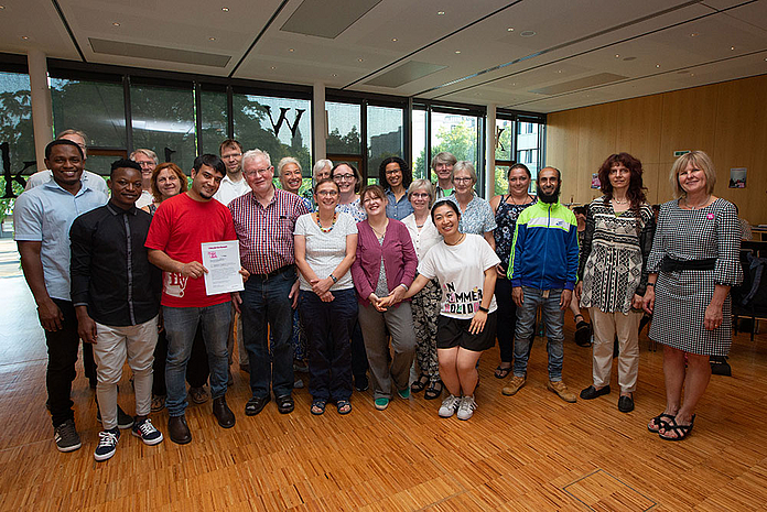 Preisverleihung Videowettbewerb „Gerade Jetzt" KV-Wahl 2019 EKKW Die Preisträgerinnen und -preisträger des 1. Platzes mit Laudatorin und KV-Wahlteam. (Foto: medio.tv/Schauderna)