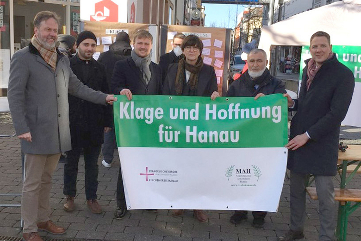 Christoph Degen (MdL), Behud Yilmaz, Saskia Esken, Lennard Oehl (MdB), Mitarbeiter des MAH, Dekan Dr. Martin Lückhoff. (Foto: Imam Macit Bozkurt)