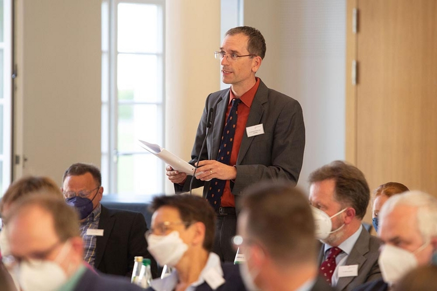 Aussprache zum Bericht der Bischöfin, hier der Synodale Dr. Burkhard Freiherr von Dörnberg - Erste Tagung der 14. Landessynode der EKKW vom 5. bis 7. Mai 2022 in Hofgeismar. (Foto: medio.tv/Schauderna)