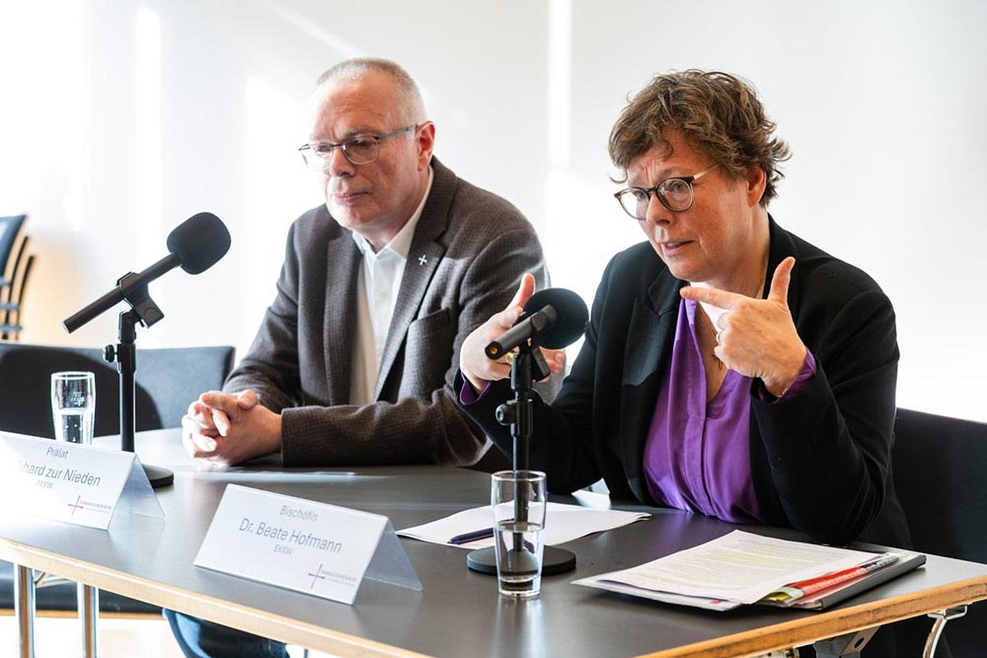 Pressegespräch zur Studie „Sexualisierte Gewalt durch einen hessischen evangelischen Gemeindepfarrer in den 1980er- Jahren“ Pressegespräch zur Studie „Sexualisierte Gewalt durch einen hessischen evangelischen Gemeindepfarrer in den 1980er- Jahren“