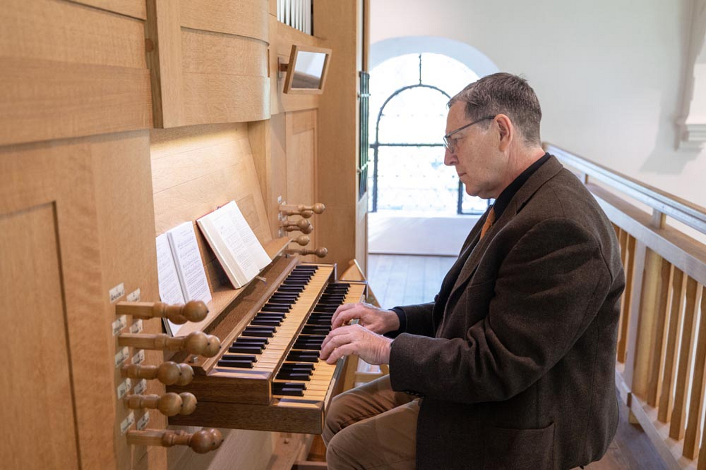Landeskirchenmusikdirektor Uwe Maibaum an der Orgel im Eröffnungsgottesdienst 