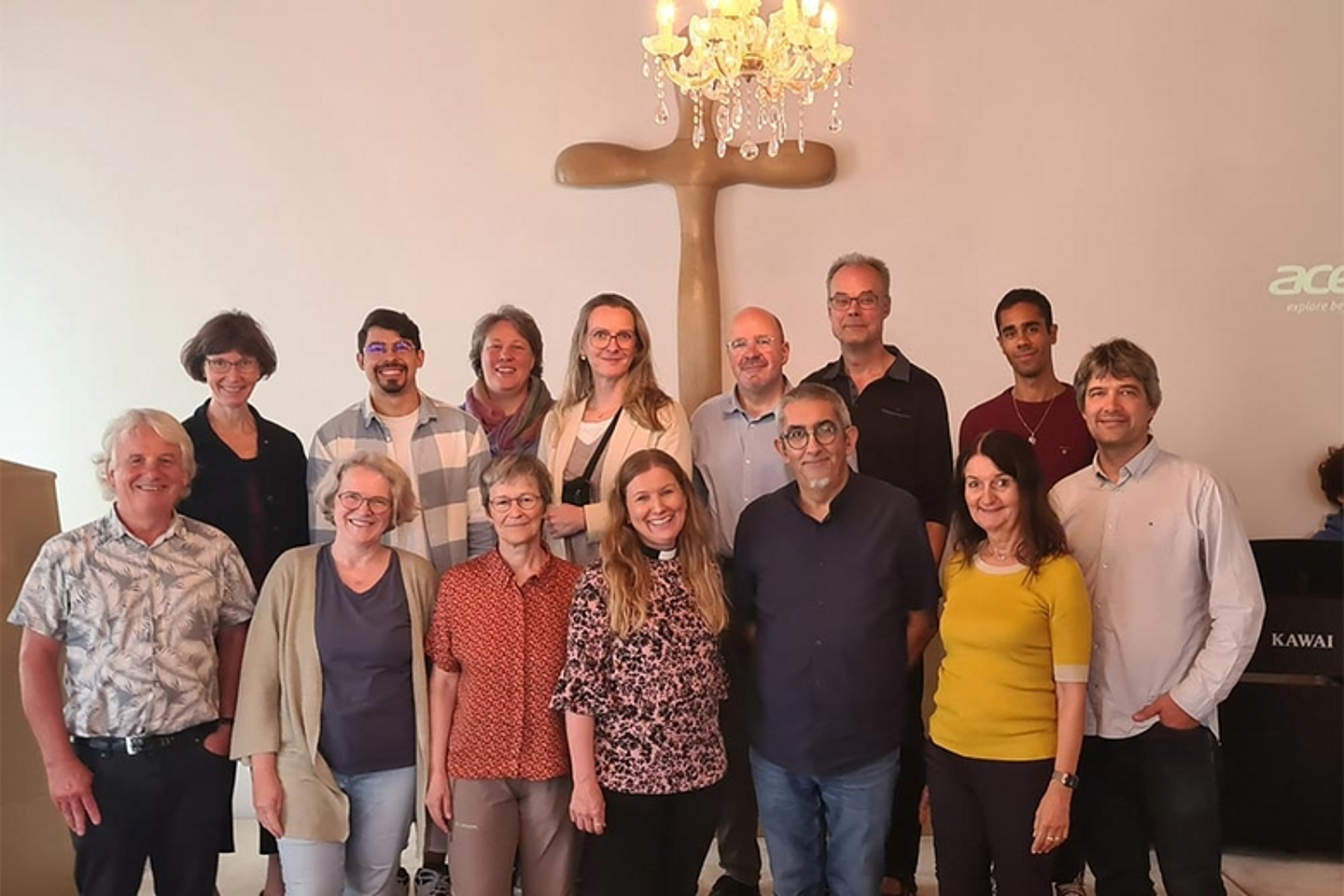 Gruppenbilder an verschiedenen Orten der Reise. (Foto: privat)