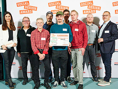 Ehrung in Hamburg: Das Team des PAPAmobils bei der Vergabe des Social Design Awards 2025