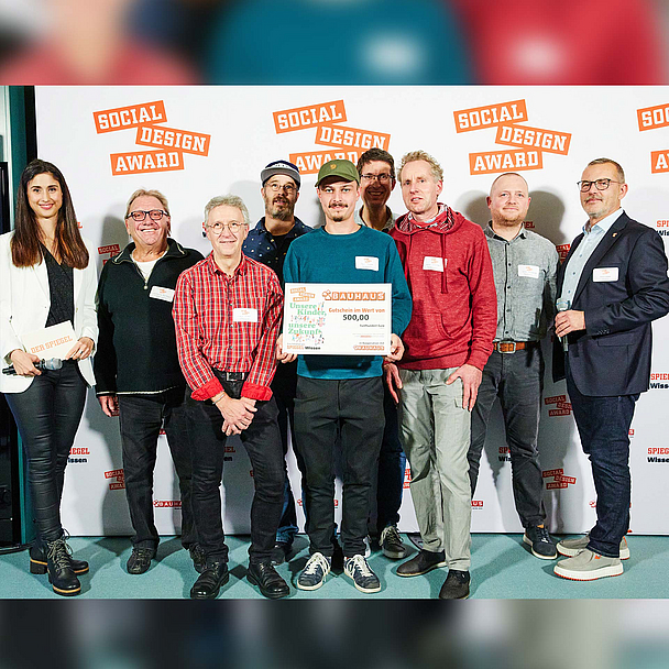 Ehrung in Hamburg: Das Team des PAPAmobils bei der Vergabe des Social Design Awards 2025