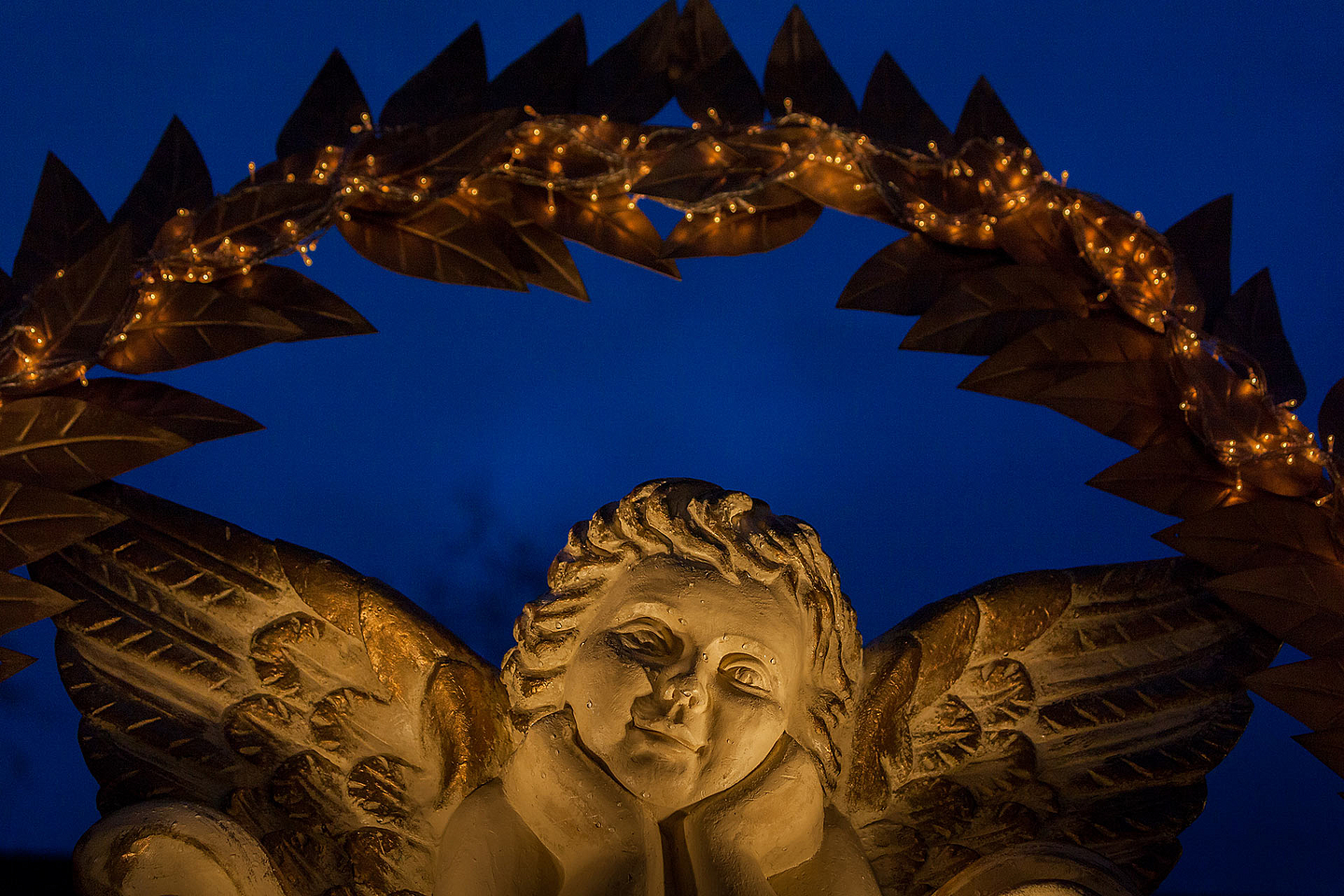 Eine Engelsfigur in stimmungsvoller Weihnachtsbeleuchtung