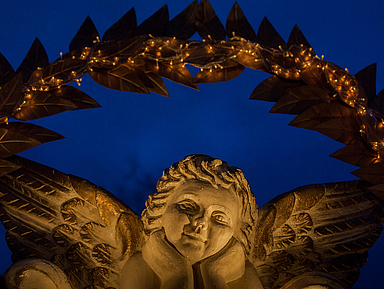 Eine Engelsfigur in stimmungsvoller Weihnachtsbeleuchtung