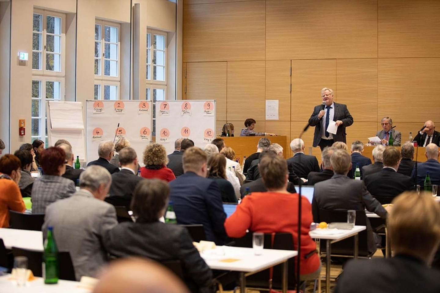 Pfarrer Reinhard Brand, Leiter des Referats Gemeindeentwicklung, leitet die Themenfindung für die Arbeitsgruppen zum Bericht der Bischöfin an. (Foto: medio.tv/Schauderna)