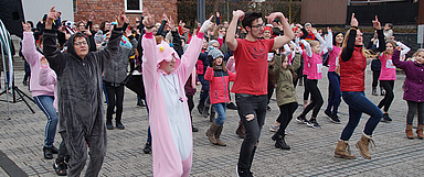 In rosa-roten Kostümen wurde bei der Tanzaktion One Billion Rising in Friedewald getanzt. (Foto: Jan-Christoph Eisenberg)