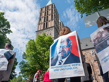 Aktion "Haltung zeigen" am 2. Todestag Walter Lübckes vor der Kasseler Martinskirche