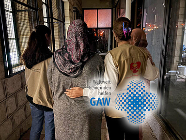 Weil staatliche Hilfe überfordert ist, versorgen Partnerkirchen des GAW Geflüchtete vor Ort mit Decken, Wasser und Hygieneartikeln, öffnen Schulen und Gemeinderäume als Notquartiere und bieten seelische Begleitung und Bildung. Unser Foto zeigt Helferinnen vor Ort.