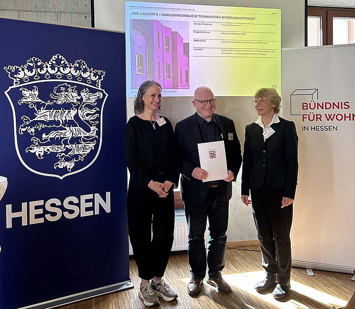 Gruppenfoto beim Hessischen Preis für Innovation und Gemeinsinn Freuen sich über die Anerkennung beim Hessischen Preis für Innovation und Gemeinsinn: (v. l.) Laudatorin Gabriele Schmücker-Winkelmann, Vizepräsidentin der Architekten- und Stadtplanerkammer Hessen, Prof. Alexander Reichel, Reichel Architekten (Kassel) und Iris Otto, Abteilungsleiterin Bauen, Wohnen, Städtebau im Hessischen Ministerium für Wirtschaft.