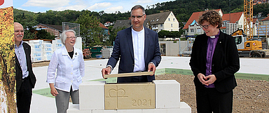 Bei der Grundsteinlegung v.l.n.r.: Holger Krotzky, Geschäftsführer Pflegezentrum der Diakonie, Ursula Dangschat, Vorsitzende Regionaler Hospizverein, Andre Popp, auch Geschäftsführer Pflegezentrum, Bischöfin Dr. Beate Hofmann (Foto: Silke Schäfer-Marg/HNA )