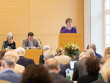 Bischöfin Dr. Beate Hofmann während ihres Berichts vor der Landesynode