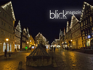 Blick auf den adventlichen Marktplatz in Fritzlar