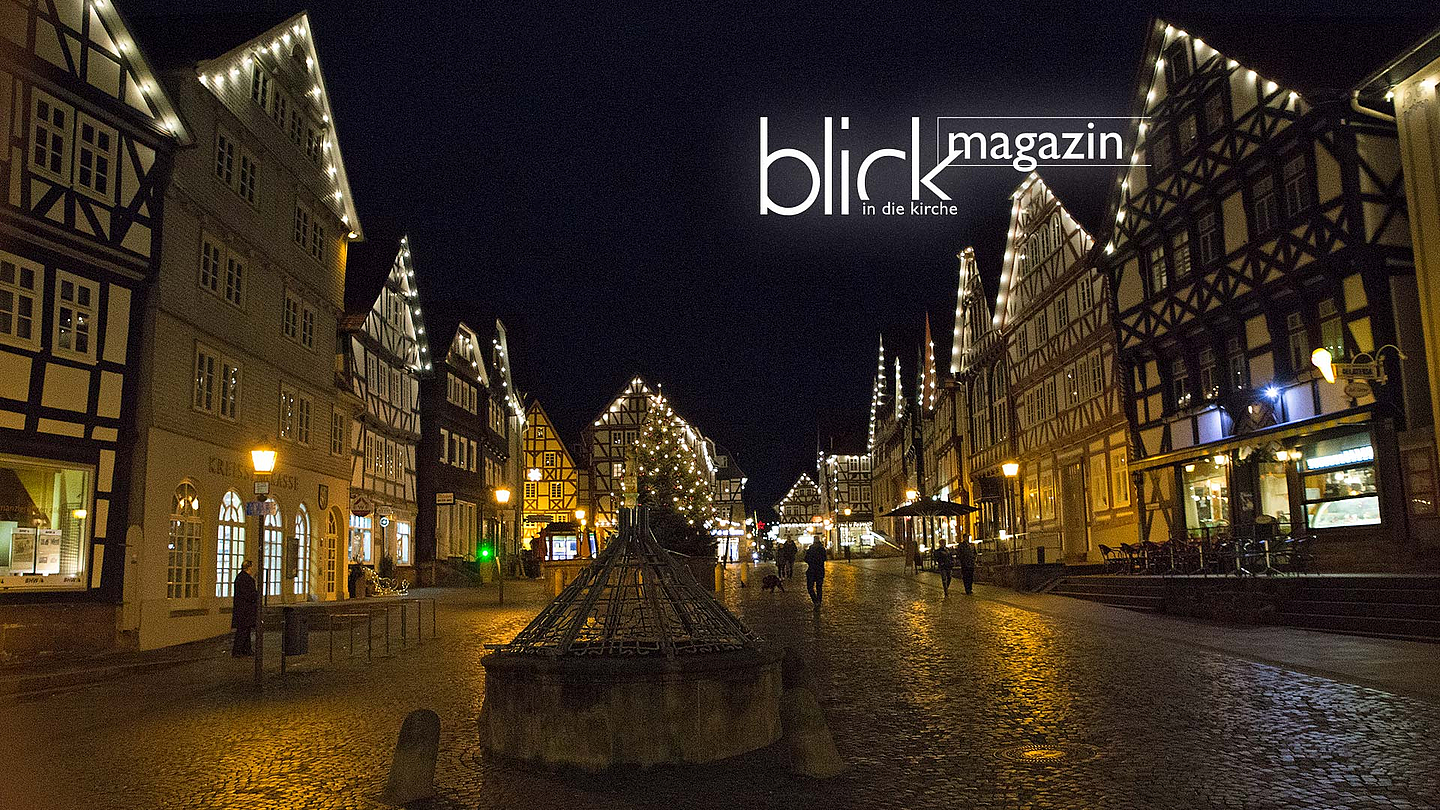 Blick auf den adventlichen Marktplatz in Fritzlar