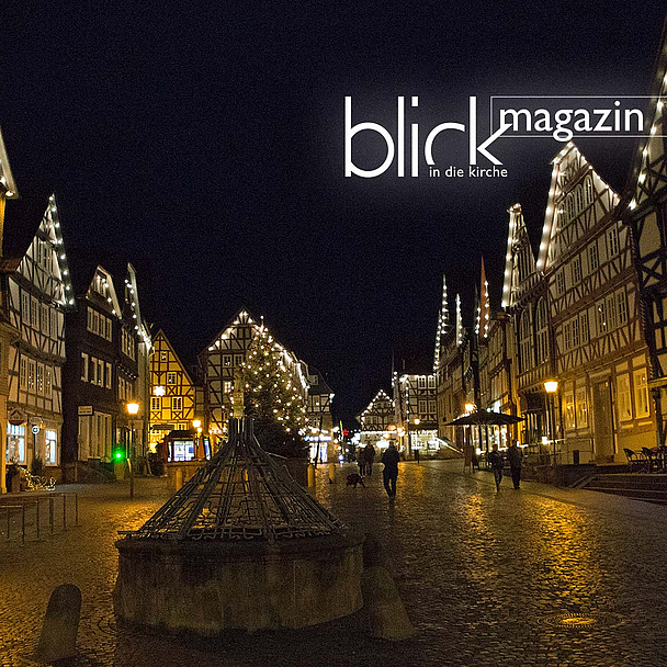 Blick auf den adventlichen Marktplatz in Fritzlar