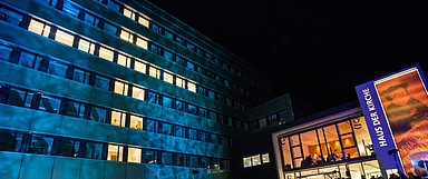 Zum Lichterfest «Bad Wilhelmshöhe verzaubert» werden viele Hausfassaden eindrucksvoll beleuchtet. Das Haus der Kirche zeigt ein riesiges Kreuz. (Foto: medio.tv/Schauderna)