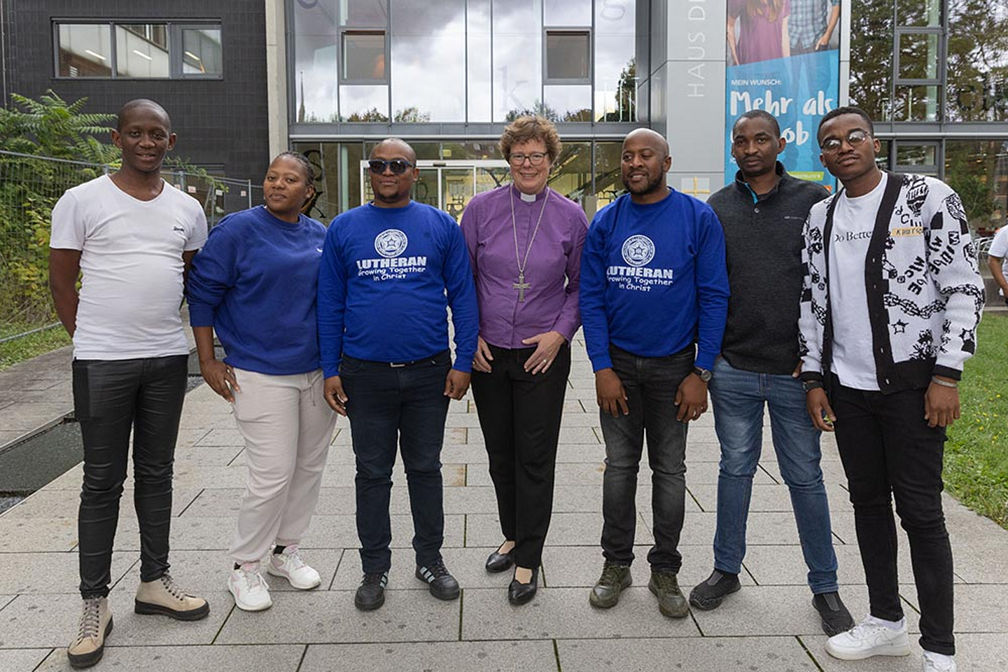 v.l.n.r.: Kabelo Kotu, Suzan Tshinakaho Mabena, Pfr. Ishmael Pens, Bischöfin Dr. Beate Hofmann, Kekana Sello, Levy Kabelo Modisa, Khutso Mashiane