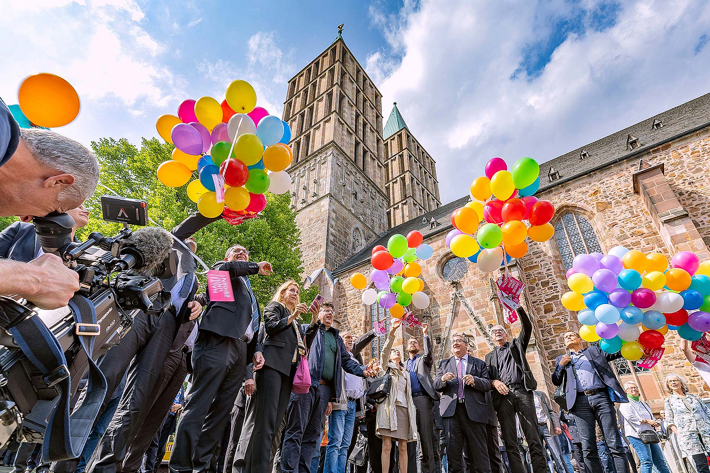 Zum Abschluss stiegen auf dem Martinsplatz bunte Luftballons mit Postkarten der Aktion «Haltung zeigen!» auf.