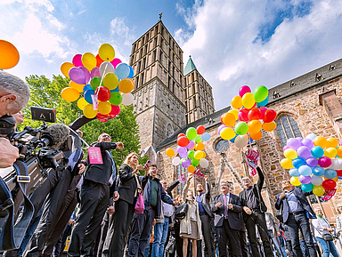 Zum Abschluss stiegen auf dem Martinsplatz bunte Luftballons mit Postkarten der Aktion «Haltung zeigen!» auf.