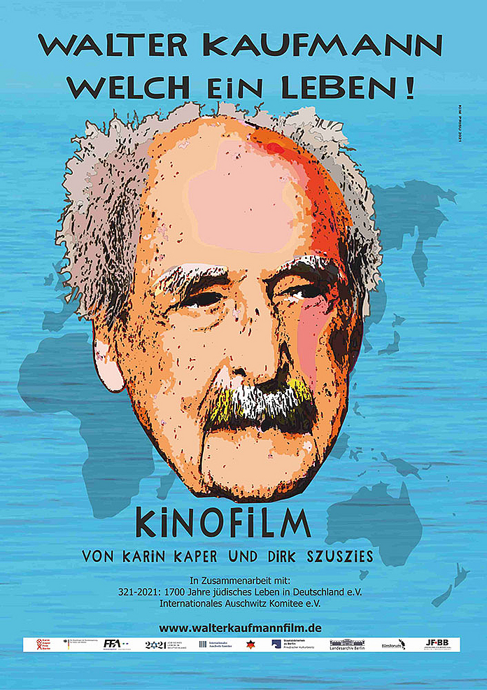 Filmplakat zum Dokumentarfilm „Walter Kaufmann – Welch ein Leben!“ mit gezeichnetem Kopf vor einer blauen Weltkarte. Oben steht der Filmtitel, unten Angaben zu Regie, Förderern und Website. Klare, kontrastreiche Gestaltung. Das Bild zeigt das offizielle Filmplakat zum Dokumentarfilm „Walter Kaufmann – Welch ein Leben!“. Im Mittelpunkt steht eine stilisierte, gezeichnete Darstellung eines Kopfes mit auffällig weiß-grauen, lockigen Haaren vor einem hellblauen Hintergrund. Hinter dem Kopf ist die Silhouette einer Weltkarte angedeutet, die den internationalen Lebensweg von Walter Kaufmann symbolisiert.