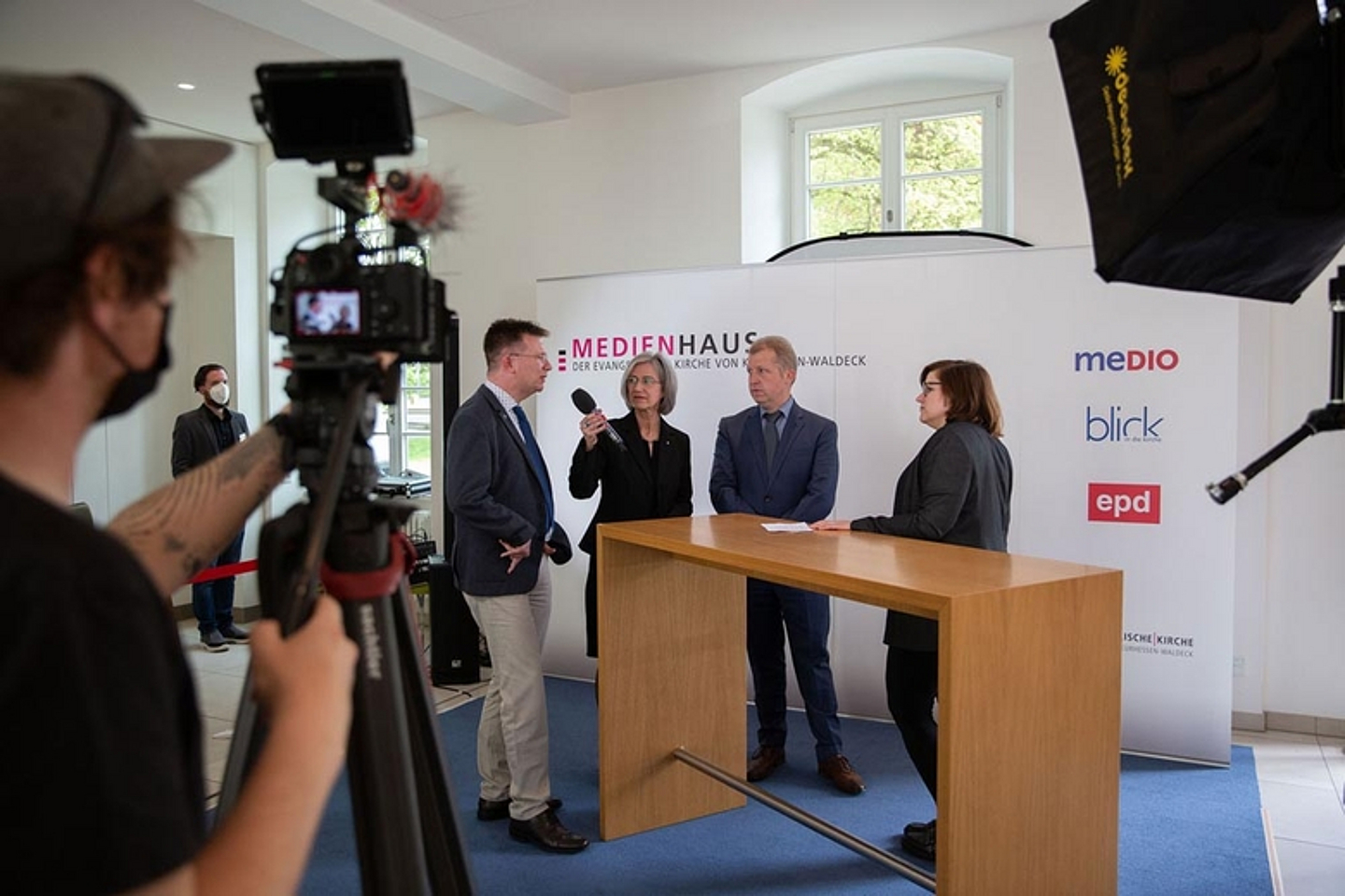 Interview mit dem neuen Synodalvorstand am Stand des Medienhauses - Erste Tagung der 14. Landessynode der EKKW vom 5. bis 7. Mai 2022 in Hofgeismar. (Foto: medio.tv/Schauderna)